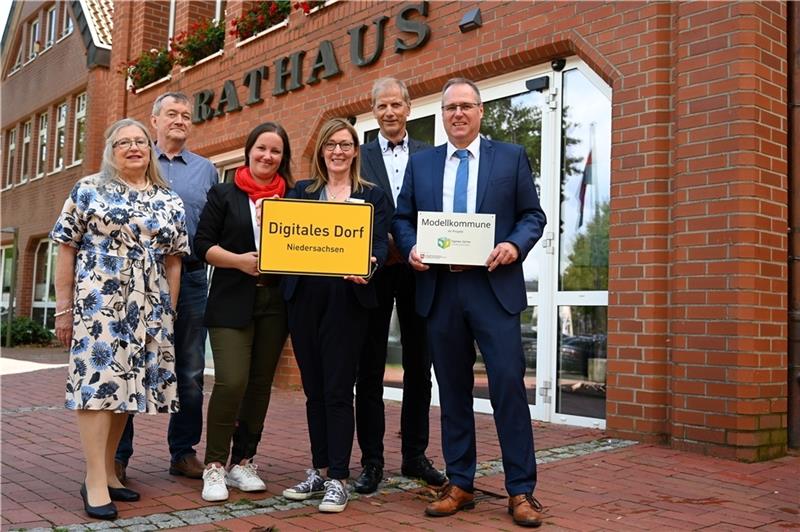 Renate Wölfel, Hermann Ropers, Corinna Lange, Liane Knabbe, Harald Ottmar und Matthias Hartlef feiern das „Digitale Dorf Fredenbeck“.