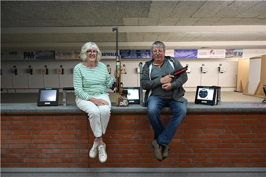 Renate Zimmerman und Heinz Hauschild, hier auf dem Schießstand in Kutenholz. Foto: Scholz
