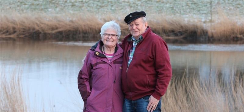 Renate und Albertus Lemke : Die Oste trennte sie, aber längst sind sie seit Jahrzehnten glücklich miteinander und mit dem Blick auf den Fluss in Oberndorf. Foto Klempow