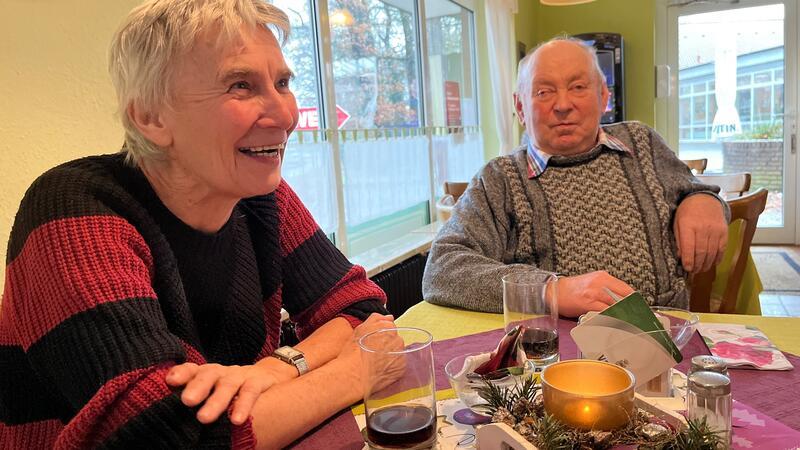 Ende einer Gaststätte mit Herz: Inges Klönstuv in Himmelpforten schließt Renate und Johann Kröger aus Oldendorf haben Inge Krämers Grünkohl zum Mittagstisch probiert. „Hat sie gut gemacht", lobt Renate Kröger.