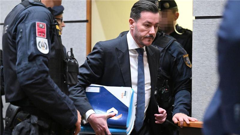 Benko-Prozess: Richter beraten Urteil René Benko verfolgte den zweiten Prozesstag mit großer Aufmerksamkeit