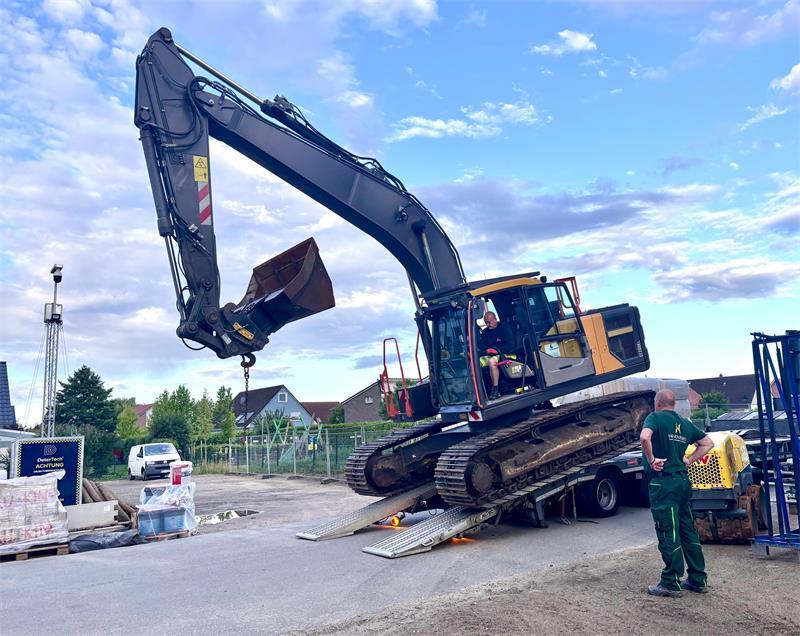 René Boss fährt den 25-Tonnen-Bagger auf die Baustraße.