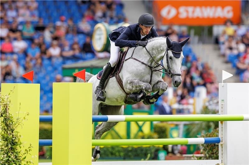 René Dittmer ist Landesmeister der Springreiter René Dittmer nimmt mit Cavallina einen Sprung beim Sparkassen-Youngsters-Cup. Das Paar kommt in der Soers auf Platz fünf. Foto: Stefan Lafrentz