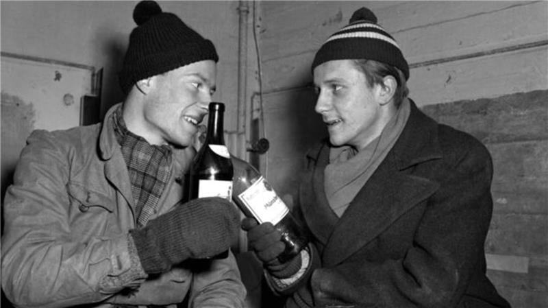 René Leudesdorff (l.) und Georg von Hatzfeld stoßen im Flakbunker auf der Insel Helgoland mit einer Flasche Wein an.