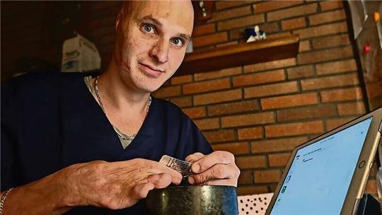 René Nickel ist von seinem schweren Verkehrsunfall gezeichnet, doch er arbeitet nach wie vor in der Pflege. Hier stellt er Tabletten für einen Patienten zusammen.