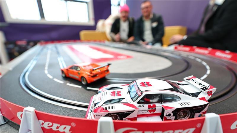 Rennautos gehören auch zu den Spielzeugen, für die sich Erwachsene interessieren.