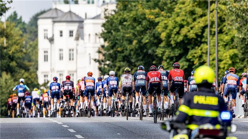 Rennradfahrer rasen in geparktes Auto - schwer verletzt Rennradfahren ist ein beliebter Trendsport. Das zeigen auch die Cyclassics mit rund 11.000 Teilnehmenden. Doch er birgt auch Gefahren, wie ein Unfall in Hamburg-Kirchwerder zeigt.