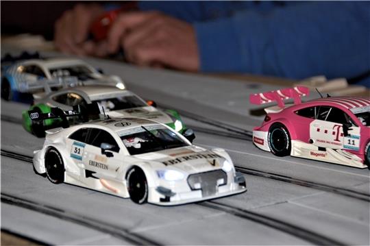 Rennwagen im Maßstab 1:24 sorgten für ein spannendes Rennen an der 42,5-Meter-Strecke.