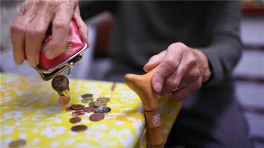 Rentenhaushalte haben in Deutschland weniger Einkommen zur Verfügung als andere Haushalte.