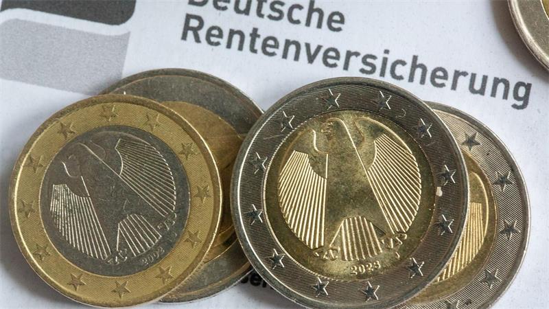 Rentnerinnen und Rentner bekommen höhere Bezüge. (Symbolbild)