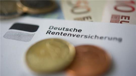 Rentnerinnen und Rentner bekommen zwar bald höhere Bezüge - doch die Aussichten bleiben unsicher.