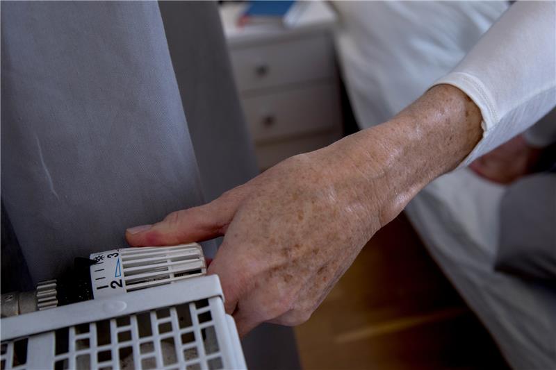 Pflegeheime kassieren Energiehilfe von Rentnern ab Rentnerinnen und Rentner hatten im Dezember 2022 einmalig 300 Euro aufs Konto überwiesen bekommen. Foto: Klose/dpa-tmn