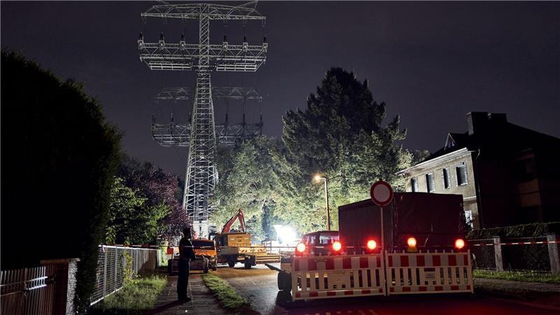 Verfassungsschutz: Bahn im Fokus von Linksextremisten Reparaturarbeiten in Berlin an einem beschädigten Strommast. (Archivbild)