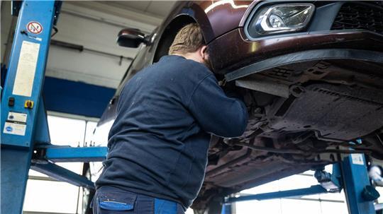 Reparaturen und Wartungen von Autos sind in den vergangenen Jahren deutlich teurer geworden. (Archivbild)