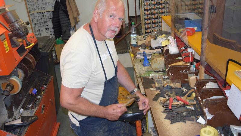 Reparieren statt wegwerfen: Schuhmachermeister Udo Alpers befestigt mit Nägeln den Absatz am Schuh.