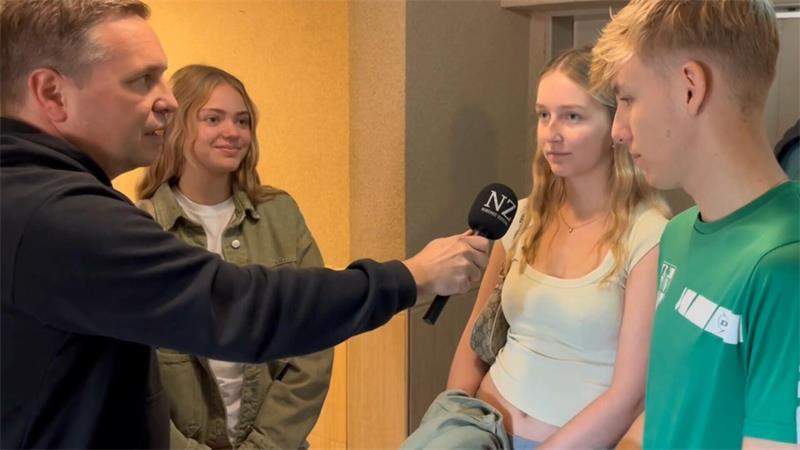 Reporter Dirk Bliedtner von der Nordsee-Zeitung im Gespräch mit Gästen der Disco.