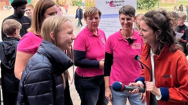 Reporterin Luka Simon vom NDR im Gespräch mit Schülersprecherin Finja Havemann.