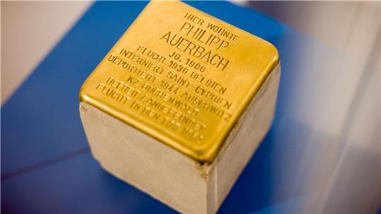Reproduktion eines Stolpersteins für den Auschwitz-Überlebenden Philipp Auerbach. 