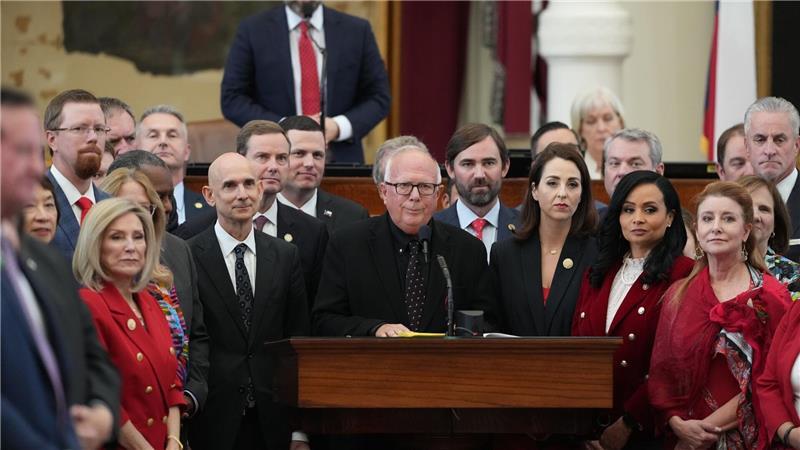 Texas und der Streit um Wahlkreise: Das steckt dahinter Republikaner versammeln sich während der Debatte über das Gesetz um den Abgeordneten Todd Hunter.