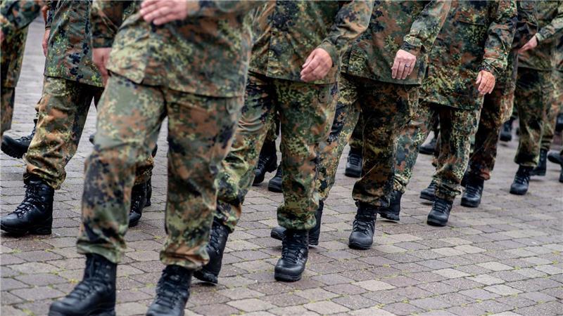 Pistorius: Reserve „kann nicht auf Freiwilligkeit basieren“ Reservisten der Bundeswehr marschieren.