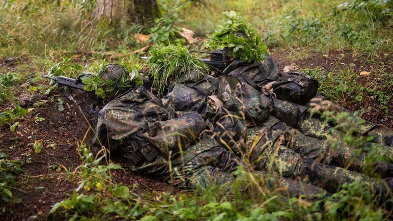 Reservisten nehmen auf einem Übungsplatz der Bundeswehr an der Abschlussübung teil.