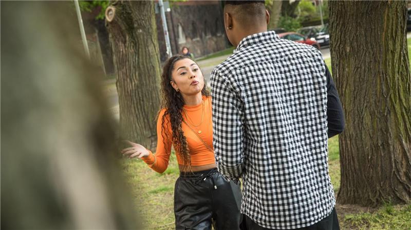 5 häufige Beziehungsprobleme - und wie man sie lösen kann Respektvolle Kommunikation erfordert aufmerksames Zuhören und eine höfliche Sprache.