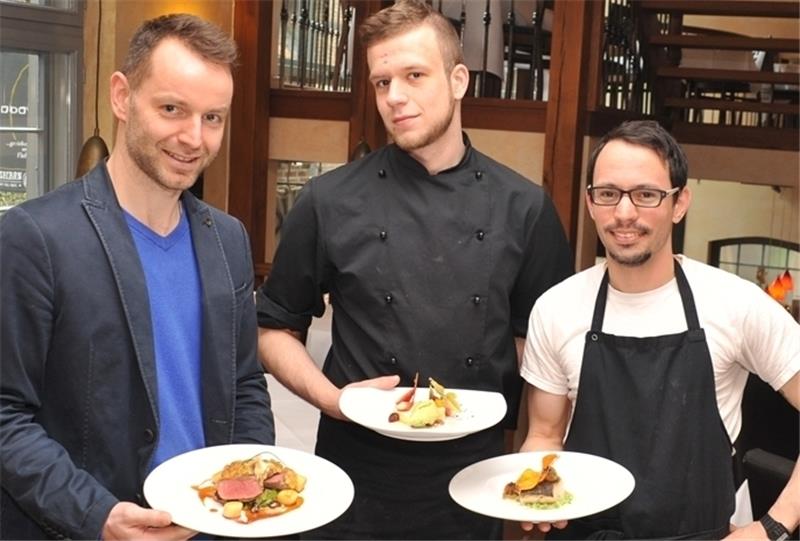 Restaurantchef Christoph Hoddow und seine beiden Köche Christoph Höpfner und Sönke Sprotte präsentieren das Ostermenü (von links). Fotos Wisser