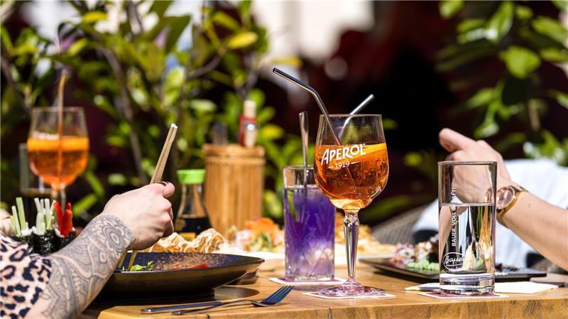 Bei Kleidung und Gastronomie wird am meisten gespart Restaurants und Cafés bekommen die Sparsamkeit auch stark zu spüren.