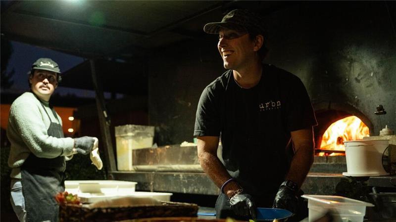 Irgendwie nützlich machen: Wie L.A. nach den Bränden hilft Restaurants verpflegen Helferinnen und Helfer oft gratis. So wie dieser mobile Pizzaofen.