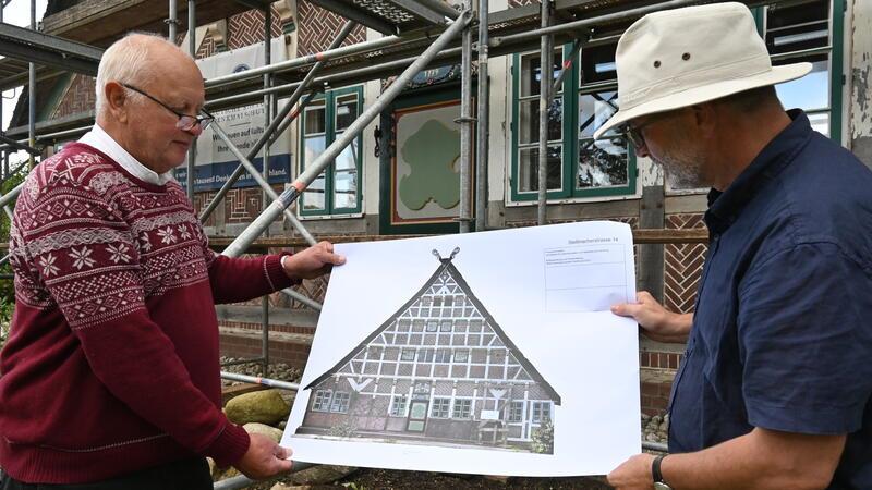 Restaurator Bodo Vogel im Gespräch mit Eberhard Taube vom Denkmalschutzamt Hamburg (von links).