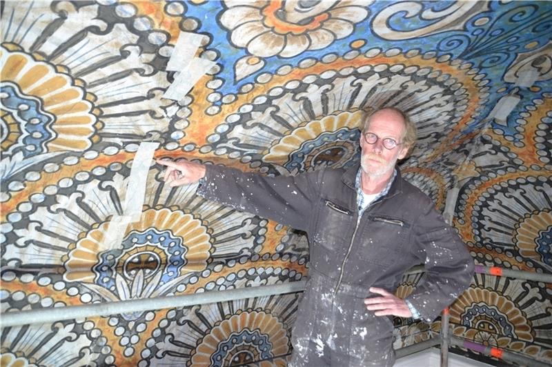 Restaurator Matthias Seefried sichert die Deckenmalerei der Freiburger Kirche, indem er Japan-Papier aufklebt.