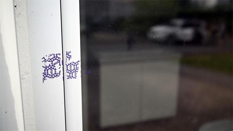 Frau in Soest über Monate gequält – vier Personen angeklagt Reste eines Polizeisiegels sind an einem Fenster des mutmaßlichen Tatorts zu sehen.