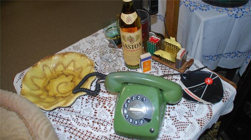 Retro-Charme: Spitzendeckchen, Aschenbecher und ein Telefon mit Wählscheibe.