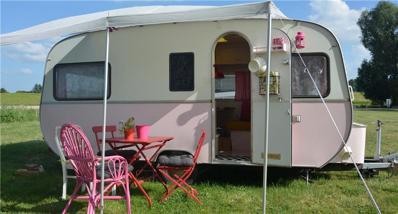 Retro ist jetzt auch auf Campingplätzen modern, wie dieses rosafarbene Wunder am Stover Strand zeigt. Fotos Wenzlick
