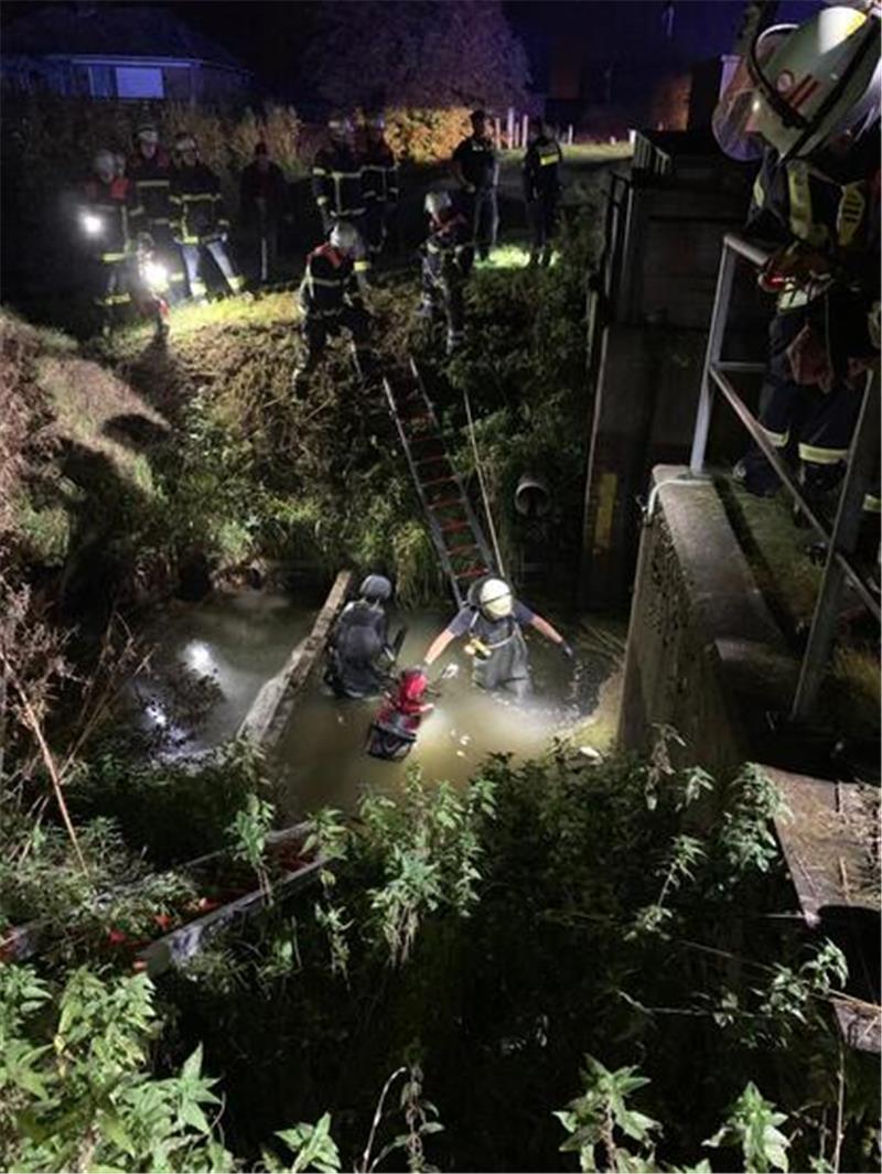 Mann stürzt mit Seniorenmobil im Alten Land in Graben Retter bargen den unterkühlten Mann aus einem Graben in Leeswig.