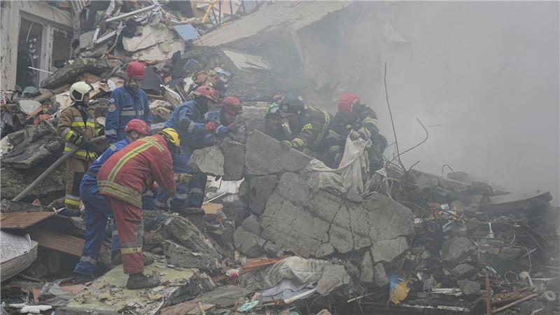 Retter suchen nach Vermissten und finden bis zum Abend 15 Tote. 