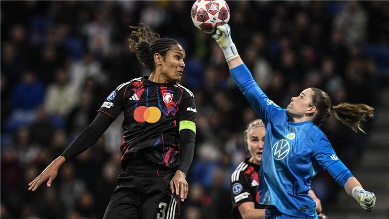 Rettete ihr Team in die Verlängerung: Wolfsburgs Torhüterin Stina Johannes (r)