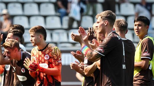Rettete seinem Team einen Punkt: St. Paulis Torwart Ben Voll. (2.v.l.)
