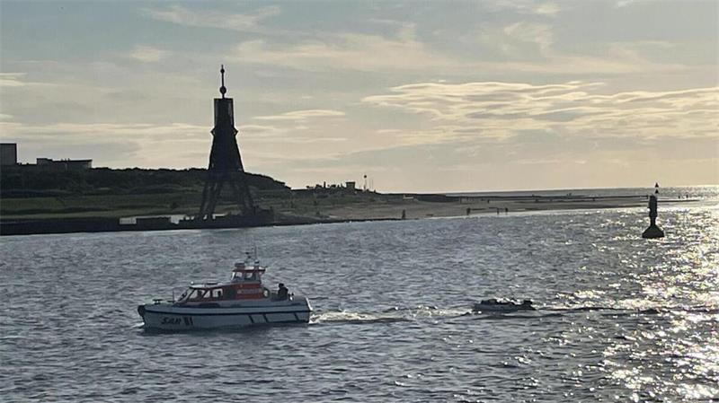 Rettung auf See: Die „Anneliese Kramer“ bringt fünf Gerettete, darunter drei Kinder, sicher an Land, nachdem ihr Motorboot vor Cuxhaven in Seenot geraten war.