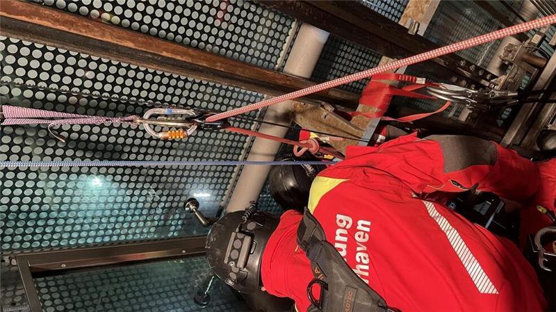 Spektakuläre Rettung: Jugendliche bleiben in Fahrstuhl stecken Rettung im Aufzugschacht.