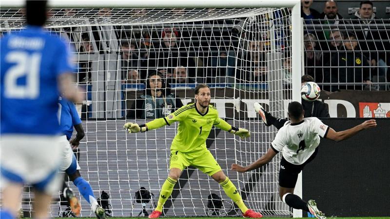 3:3 nach 3:0 - DFB-Team übersteht denkwürdigen Fußball-Abend Rettung in höchster Not: Jonathan Tah klärt.