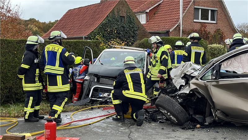 Rettung mit schwerem Gerät an der Ecke Daudiecker Weg/Issendorfer Straße (L123) in Horneburg (Weidmannsruh) zwischen Horneburg und Issendorf.