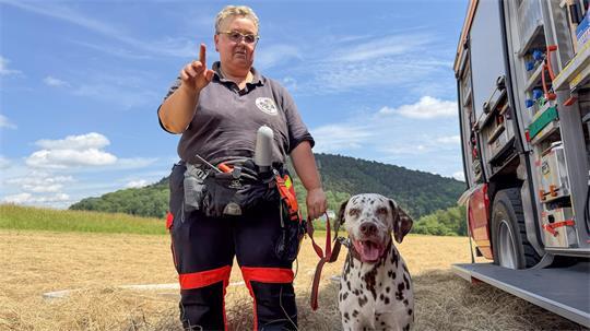 Rettungsaktion geglückt: Suchhund Paula und Hundeführerin Kerstin Bock haben einen vermissten 93-jährigen Mann in Goslar gefunden.