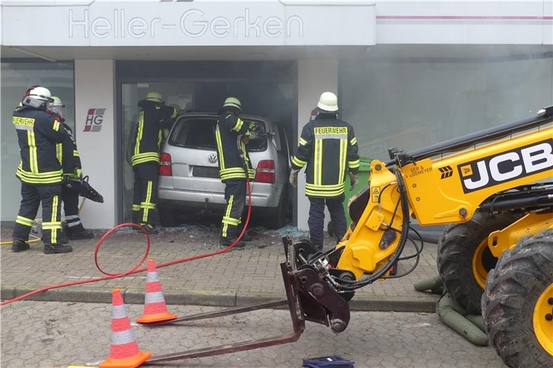 Rettungsarbeiten am Auto, das im Eingangsbereich des Modehauses steckt. Foto:Heins/Feuerwehr Himmelpforten