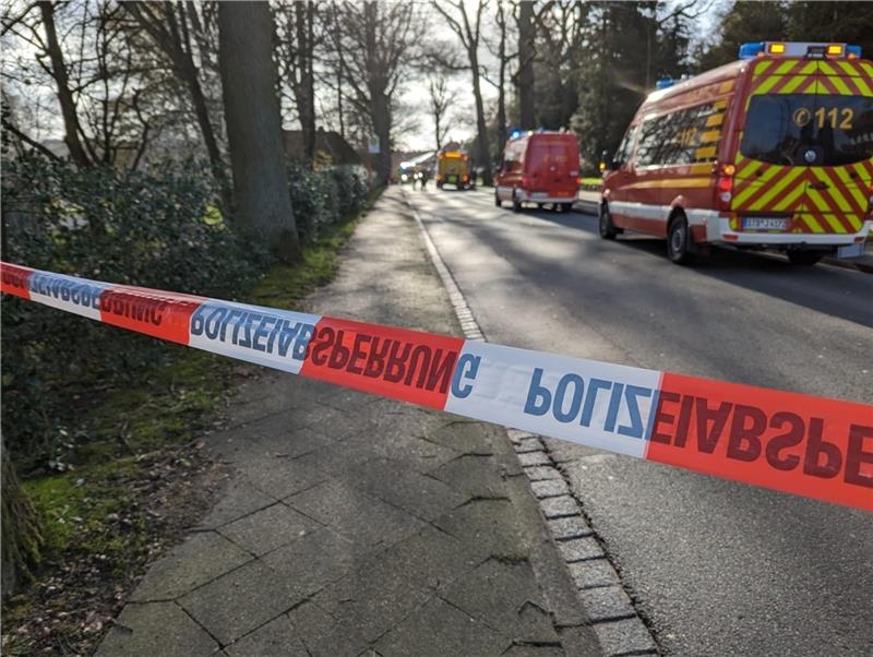 Rettungsdienst, Polizei und Zug II der Buxtehuder Feuerwehr waren im Einsatz. Ein Notfallseelsorger betreute zwei Ersthelfer. Die Apensener Straße war zwischenzeitlich voll gesperrt.