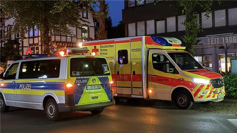 Chronik der Buxtehuder Blutnacht: Schussopfer ist außer Lebensgefahr Rettungsdienst in der Bahnhofstraße.