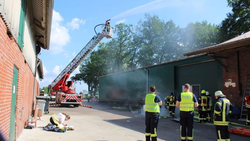 Rettungsdienst und Feuerwehr eilten zu einer vernebelten Lagerhalle.