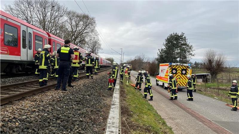 Rettungsdienst und Feuerwehr waren mit einem Großaufgebot an der Bahnstrecke in Neukloster im Einsatz.