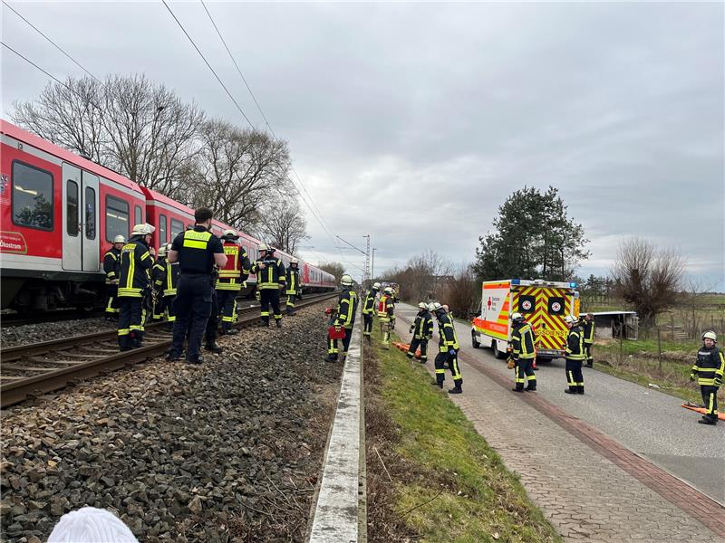 Schwerstverletzt: Zwölfjährige in Neukloster von S-Bahn erfasst Rettungsdienst und Feuerwehr waren mit einem Großaufgebot an der Bahnstrecke in Neukloster im Einsatz. Foto: Vasel