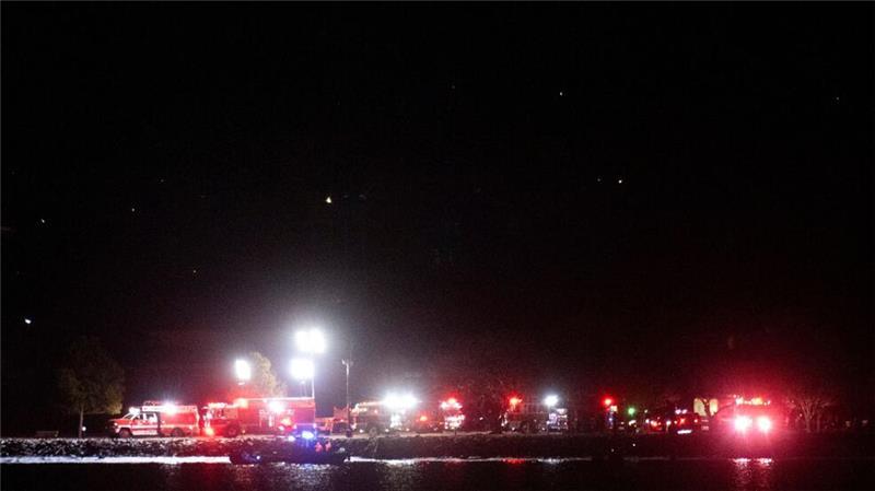 Rettungsdienste arbeiten nach dem Flugzeugabsturz an der Unglücksstelle.